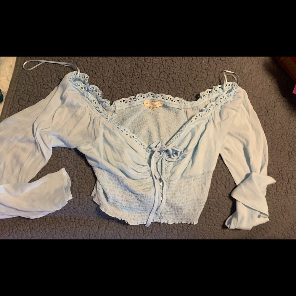 LA Hearts sleeveless Bell sleeve powder blue V neck crop top with peekaboo